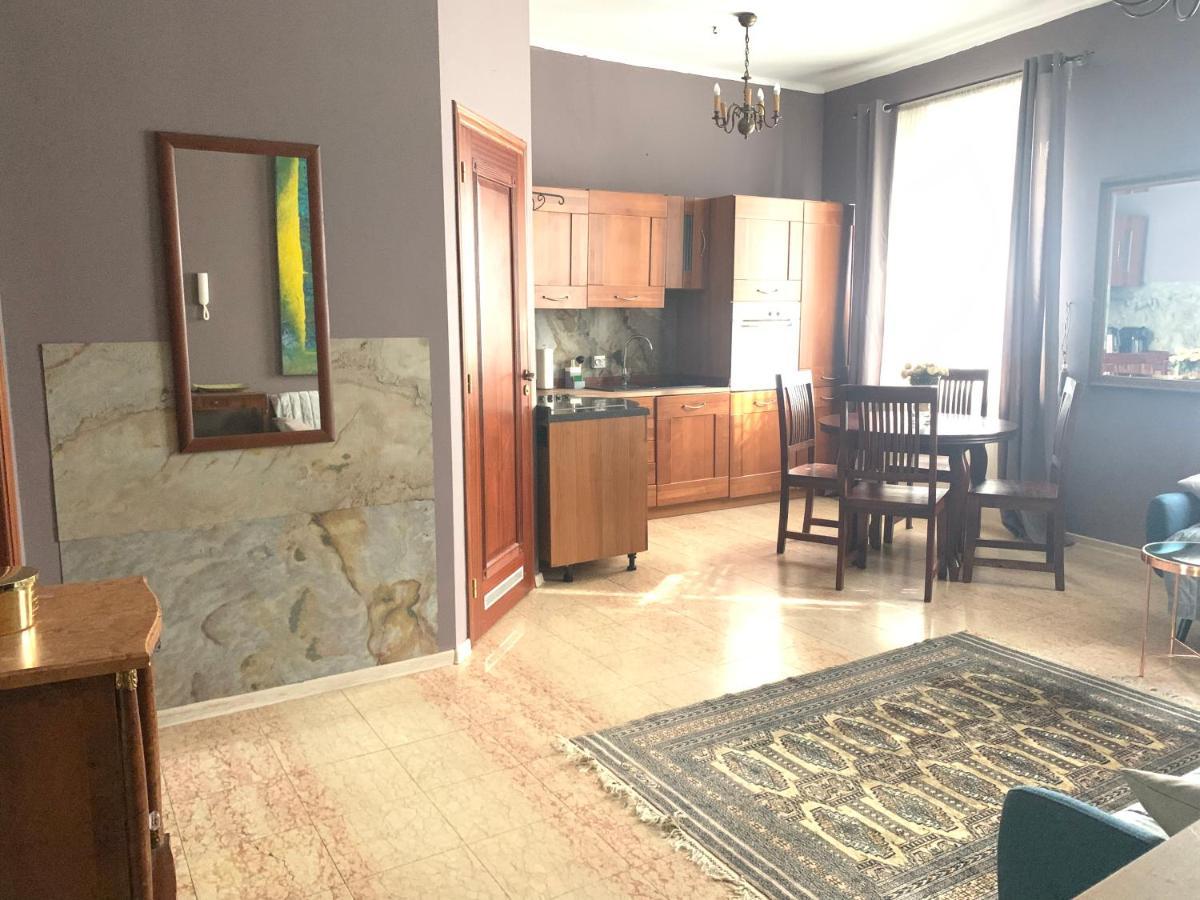 Beautiful And Charming In The Heart Of The Old Town Apartment *